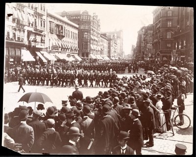 Ansicht der marschierenden Polizei bei einer Parade der New Yorker Polizei von Byron Company